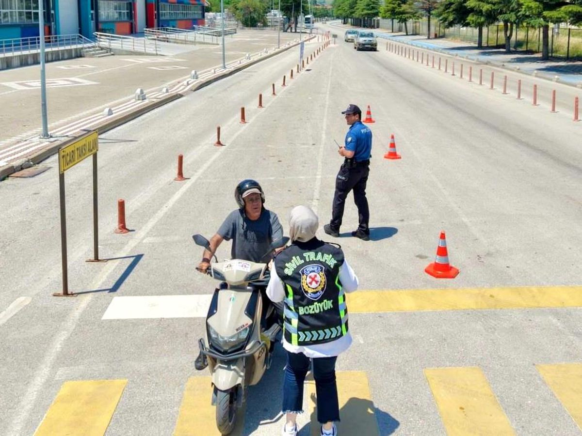 Bozüyük'te motosiklet sürücülerine yönelik drone destekli trafik denetimi yapılıyor.