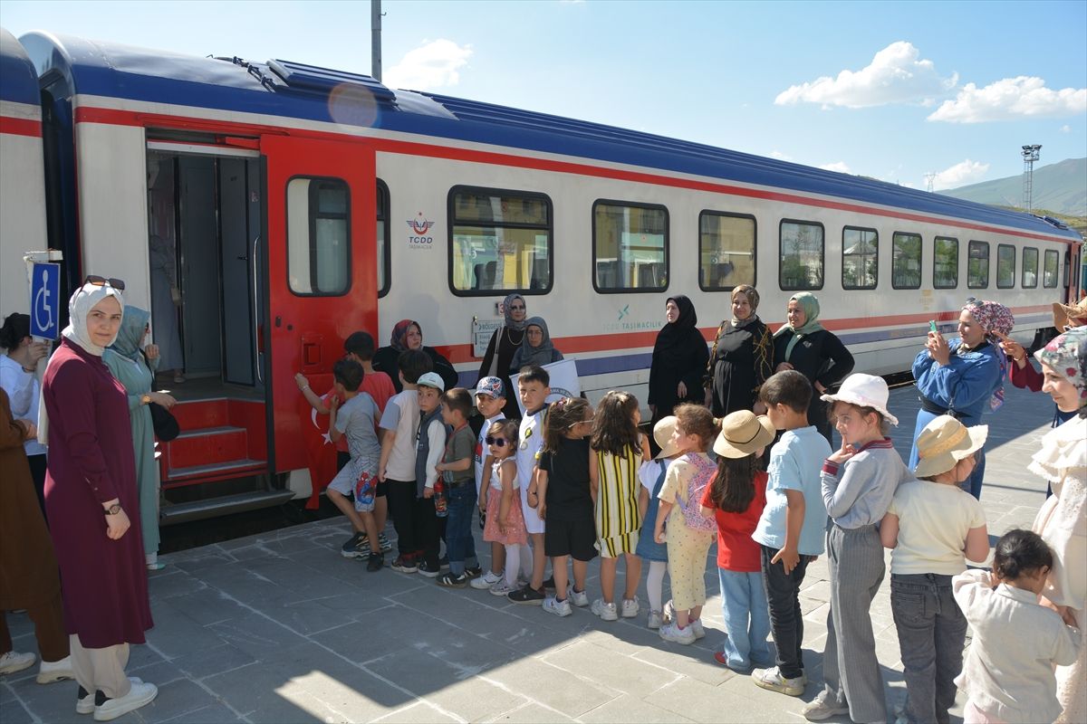 Bitlis'te 'Aile Yılı' kapsamında anneler ve çocukları tren yolculuğu deneyimi yaşadı