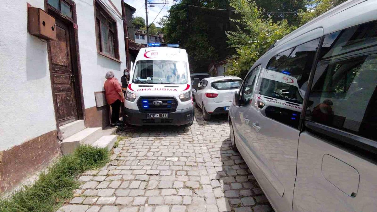 Bolu'da park edilen araçlardan ambulans sokağa giremedi: Sağlık ekipleri hastaya yürümek zorunda kaldı