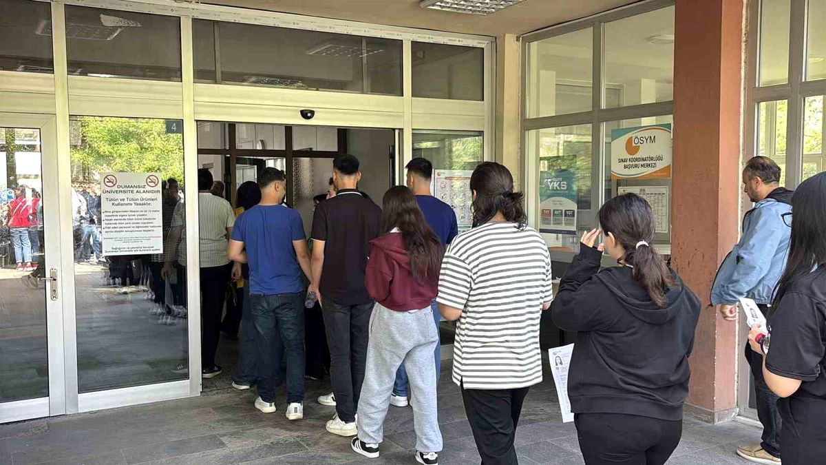 Bolu'da YKS'ye giren bir öğrenci: 'Türkiye maçını izledik bütün moralimizi bozdular'