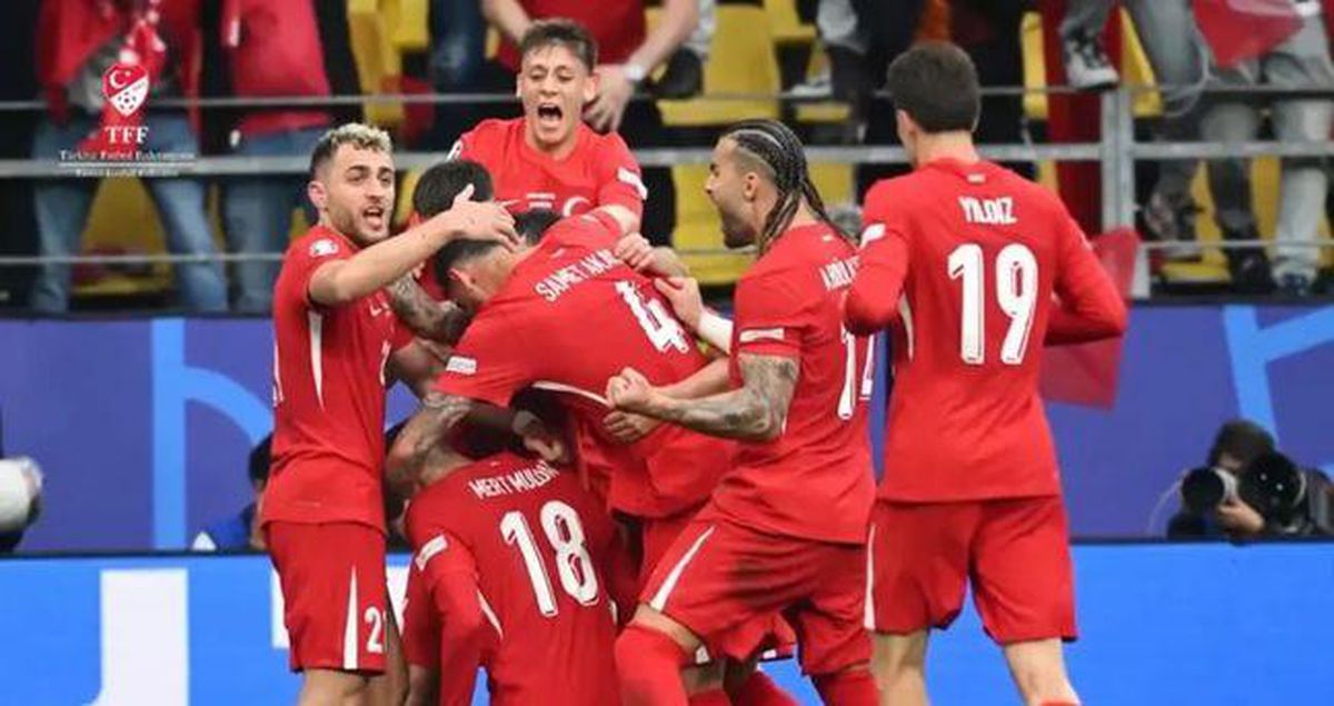 Türkiye A Milli Futbol Takımı oyuncuları sahada.