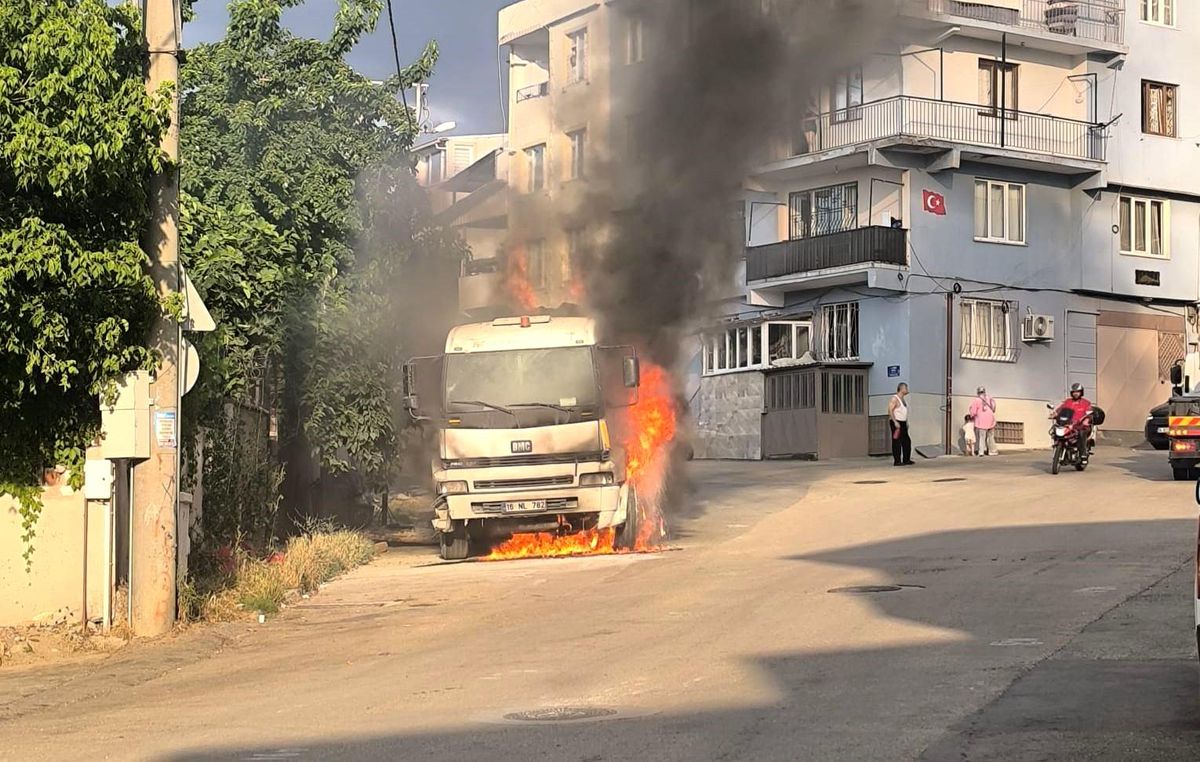 Bursa'da park halindeki bir kamyonda çıkan yangın sonrası itfaiye ekiplerinin çalışması.