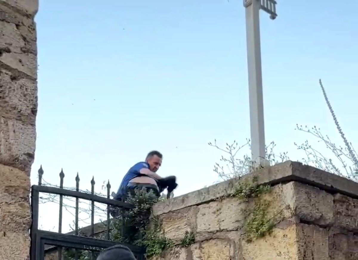 Bursa Tophane Surları'nda intihar girişiminde bulunan genç polis tarafından kurtarıldı.