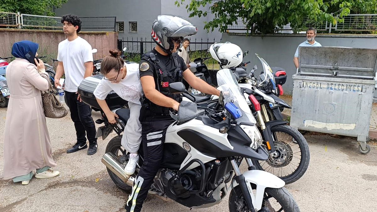 Bursa'da YKS sınavına yetişemeyen bir öğrenci, motosikletli trafik polislerinin eskortuyla doğru okula götürülüyor.