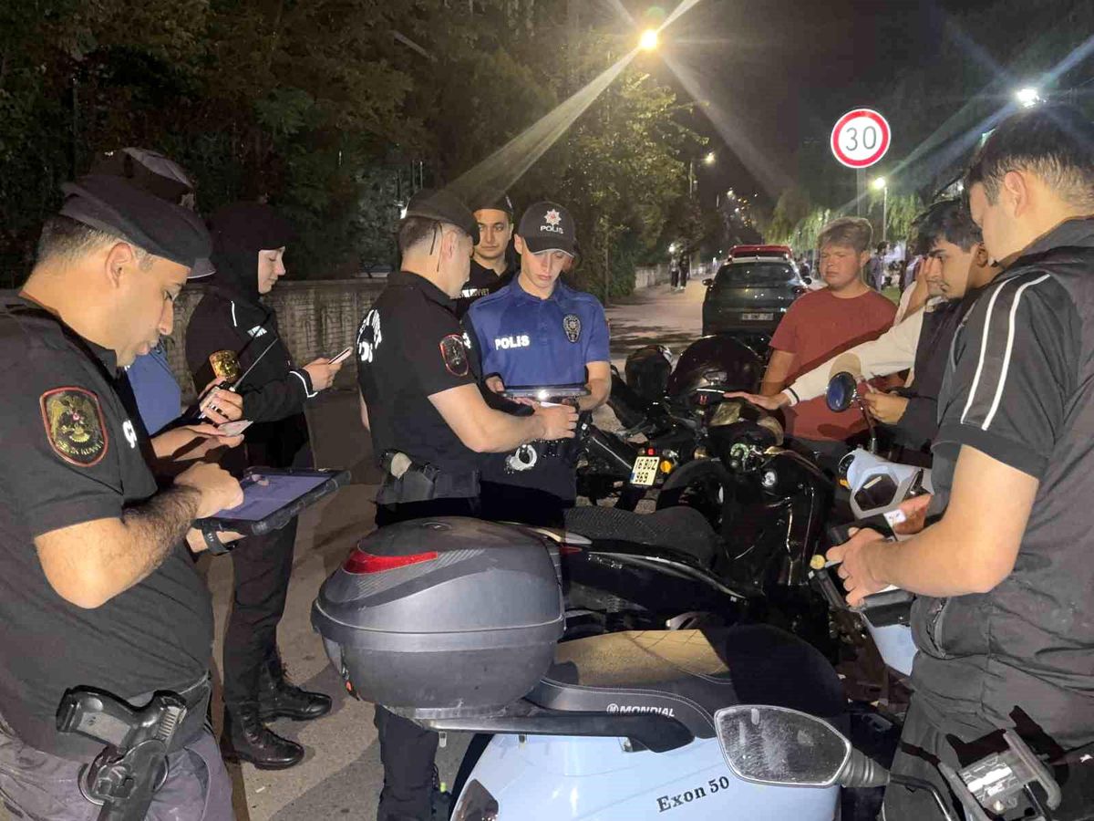Bursa'da YKS öncesi polis ekiplerinin gerçekleştirdiği huzur uygulaması.