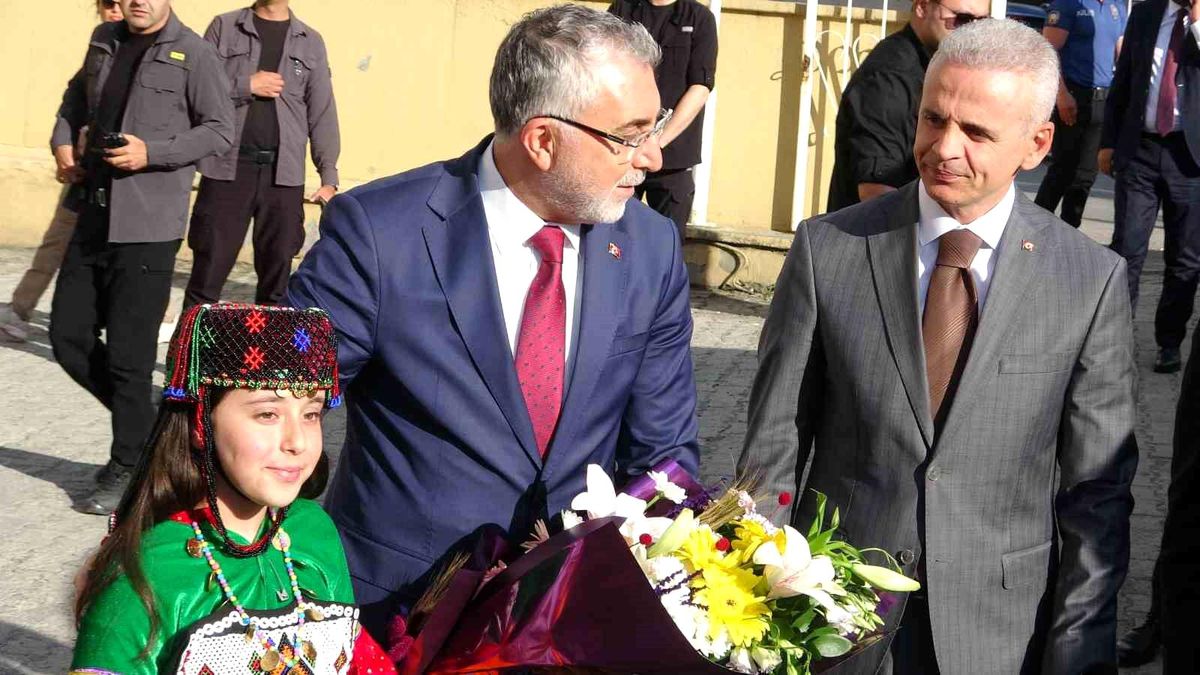 Çalışma ve Sosyal Güvenlik Bakanı Vedat Işıkhan Ardahan'da bir toplantıda konuşma yapıyor.