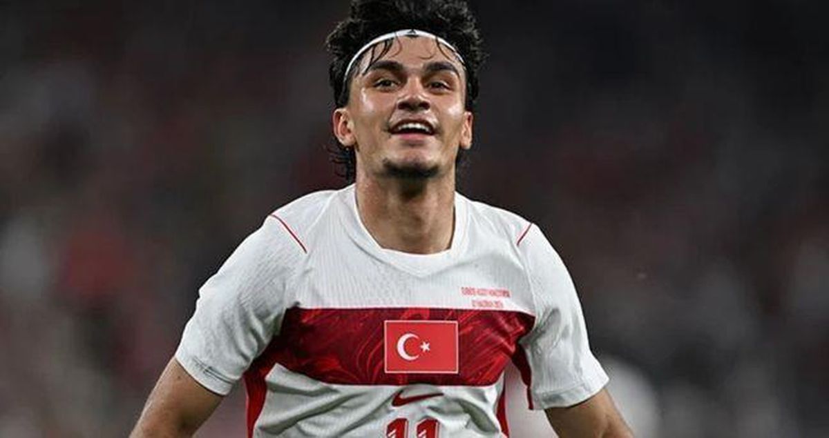 A Milli Futbol Takımı teknik direktörü Vincenzo Montella saha kenarında.