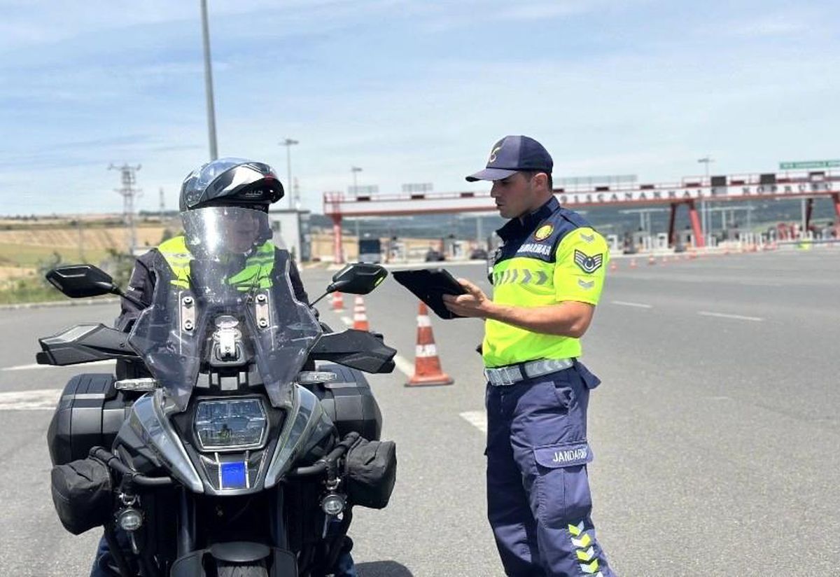 Çanakkale'de jandarma ekiplerinin trafik denetimi yaparken çekilmiş temsili bir fotoğrafı.