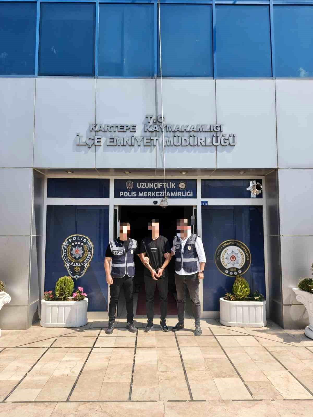 Kasten öldürme suçundan aranan firari şahısın polis tarafından yakalanması ve ele geçirilen suç unsurları.