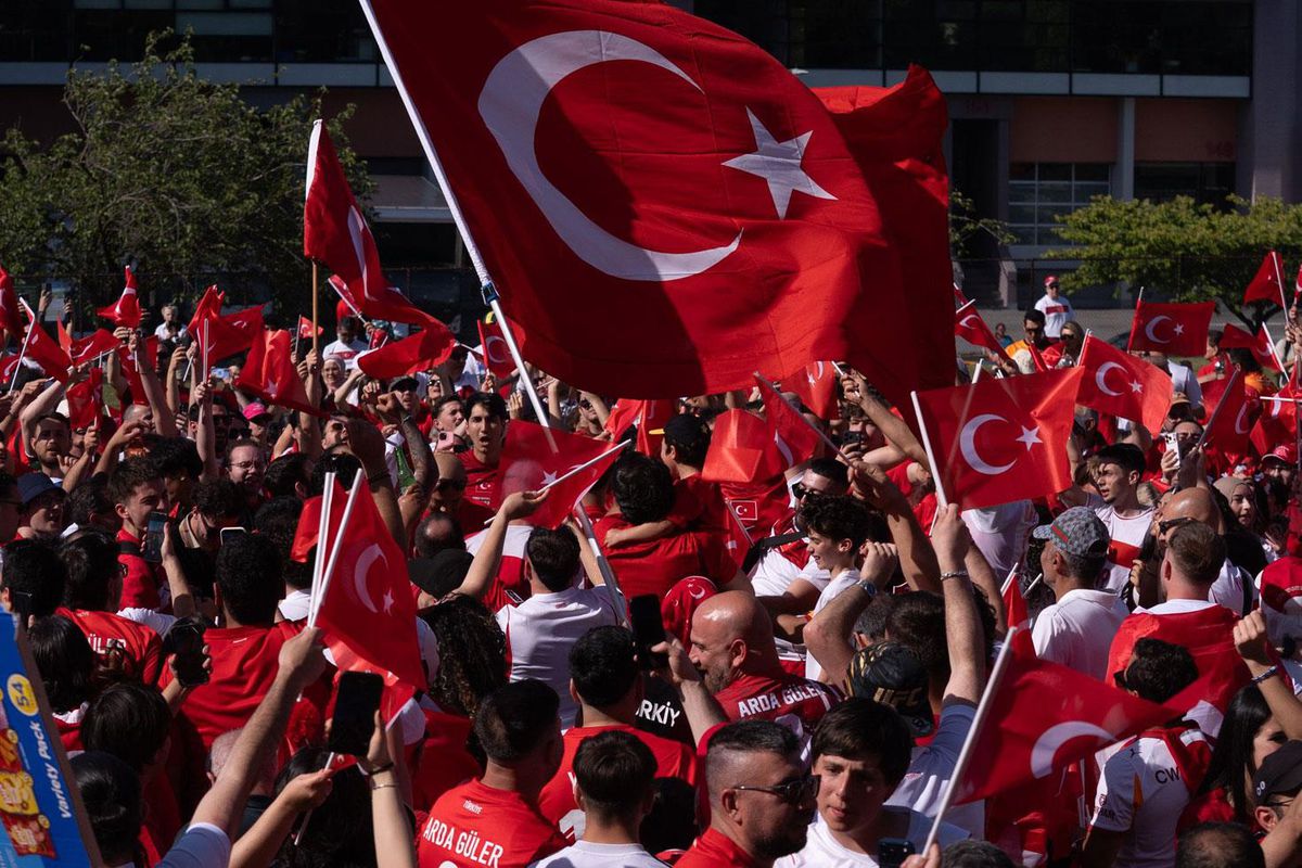 A Milli Futbol Takımı taraftarları San Francisco sokaklarında maç öncesi heyecanla bekliyor.