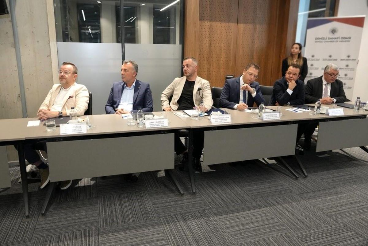Denizli'deki oda ve borsa yöneticileri toplantıda bir araya geldi.