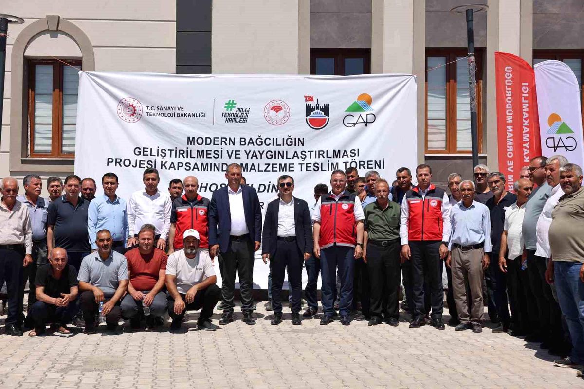 Diyarbakır'ın Dicle ilçesinde çiftçilere hibe edilen modern tarım aletleri.
