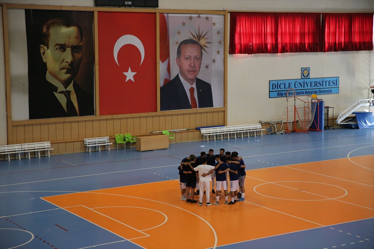 Dicle Üniversitesi Futsal Takımı şampiyonluk hedefiyle antrenman yapıyor