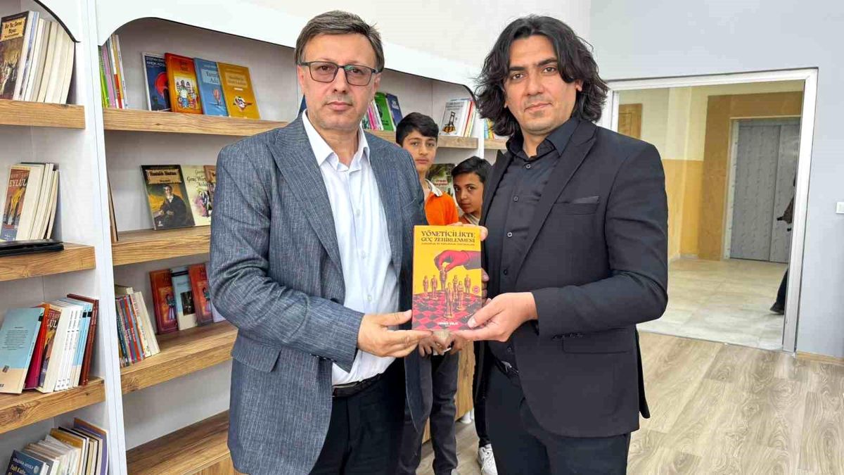 Yazar Dr. Cengiz Çelik'in Ağrı'da okurlarıyla buluştuğu etkinlikten bir kare.