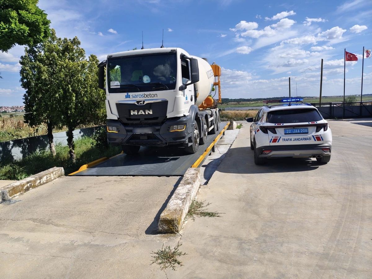 Edirne'de tonaj denetimi yapan jandarma ekipleri ve durdurulan bir kamyon.