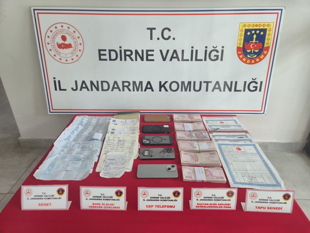 Keşan'da tefecilik operasyonu kapsamında ele geçirilen senetler ve belgeler.