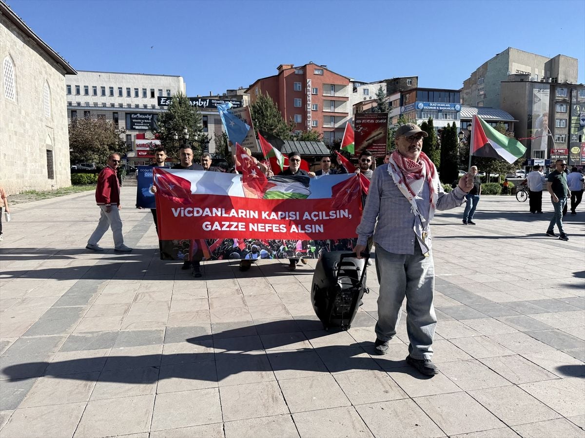 Erzurum'da sağlık çalışanları, Gazze'ye yönelik saldırıları protesto etmek için sessiz yürüyüş düzenliyor.