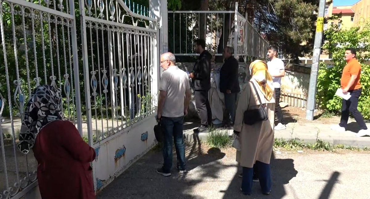 Erzurum'da YKS TYT sınavı için gelen öğrencilerin ve dışarıda bekleyen velilerin görüntüsü.
