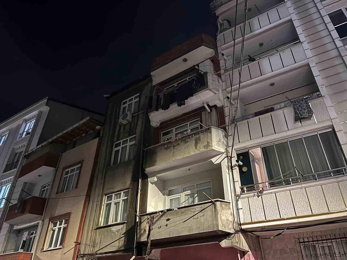 Esenyurt'ta 3 katlı bir binanın çatısında çıkan yangın söndürüldü.