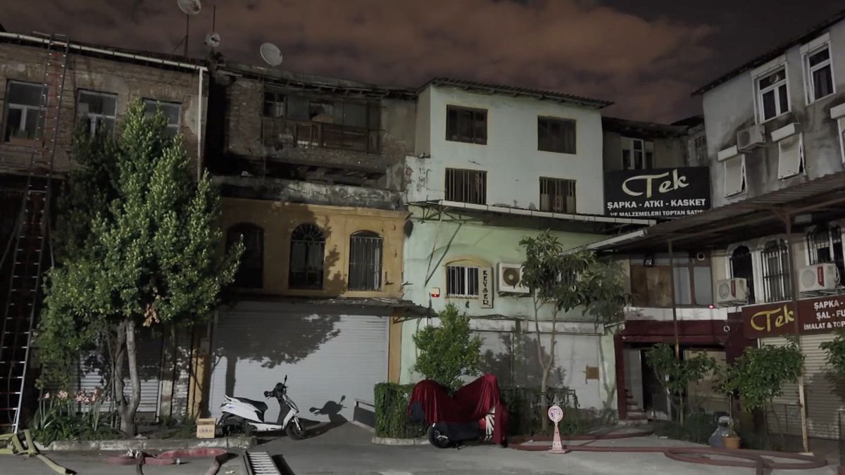 İstanbul'un kalbinde korkutan yangın! Tarihi han alevlere teslim oldu