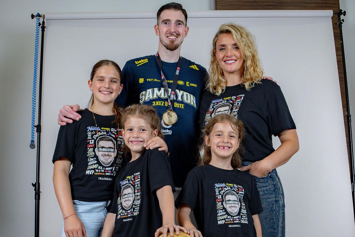 Nando De Colo, Fenerbahçe Beko formasıyla şampiyonluk kupasını kaldırıyor.