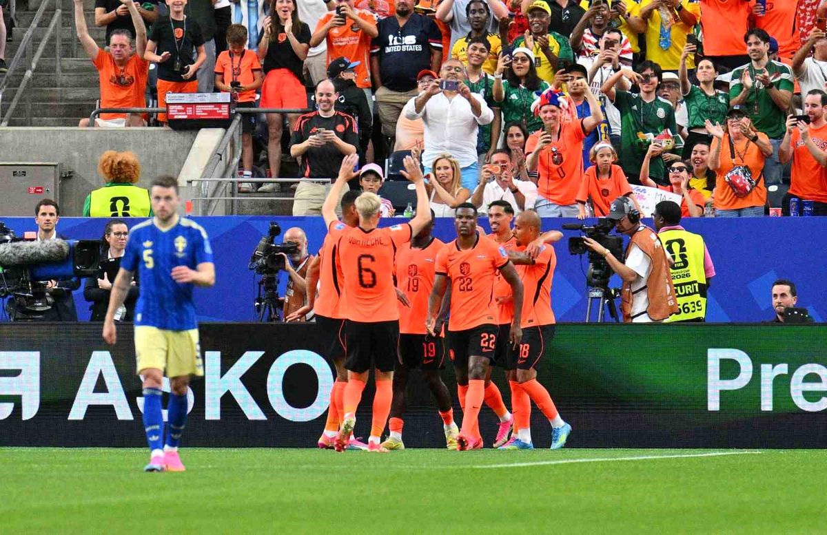 Hollanda ve İsveç milli futbol takımları oyuncuları