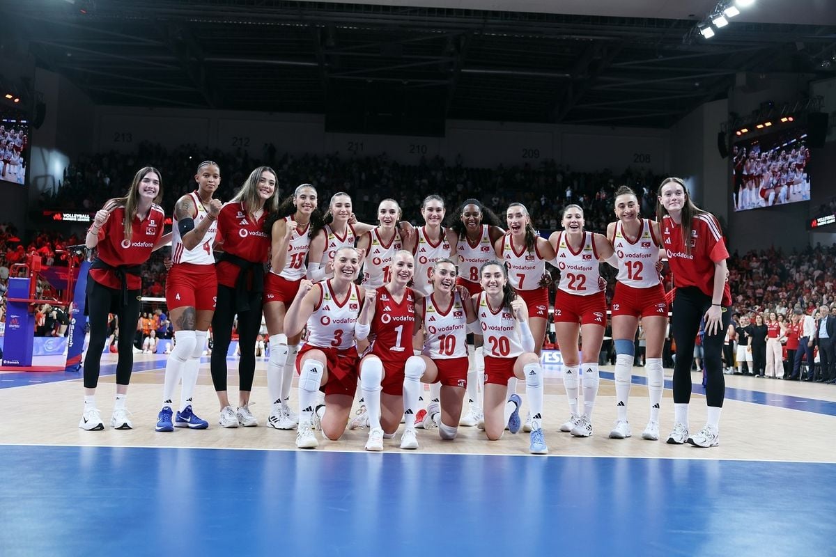 A Milli Kadın Voleybol Takımı oyuncuları maç sırasında