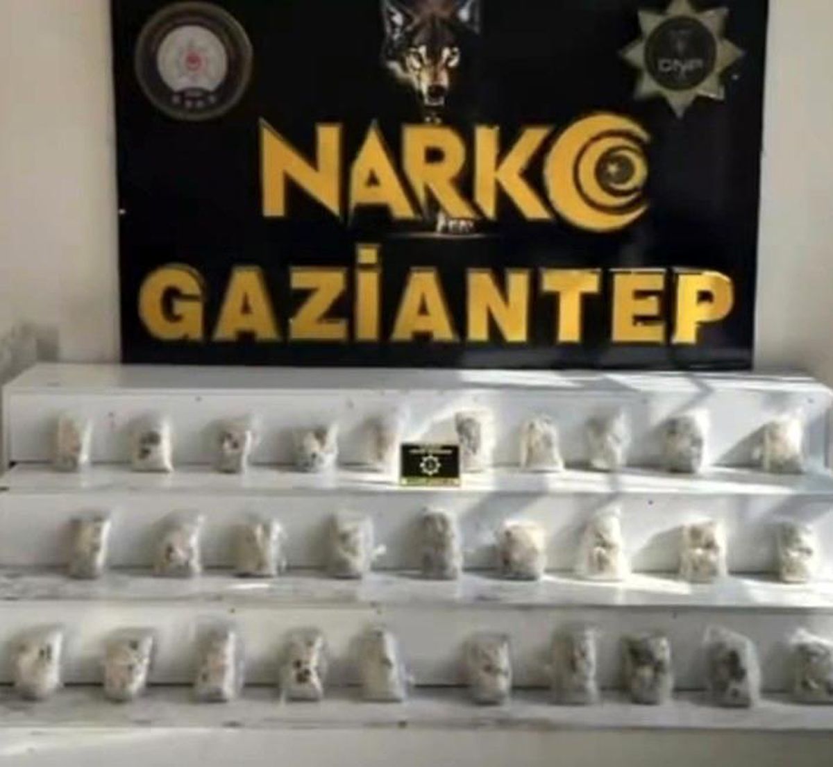 Gaziantep'te polis ekiplerince düzenlenen uyuşturucu operasyonunda ele geçirilen uyuşturucu maddeler.