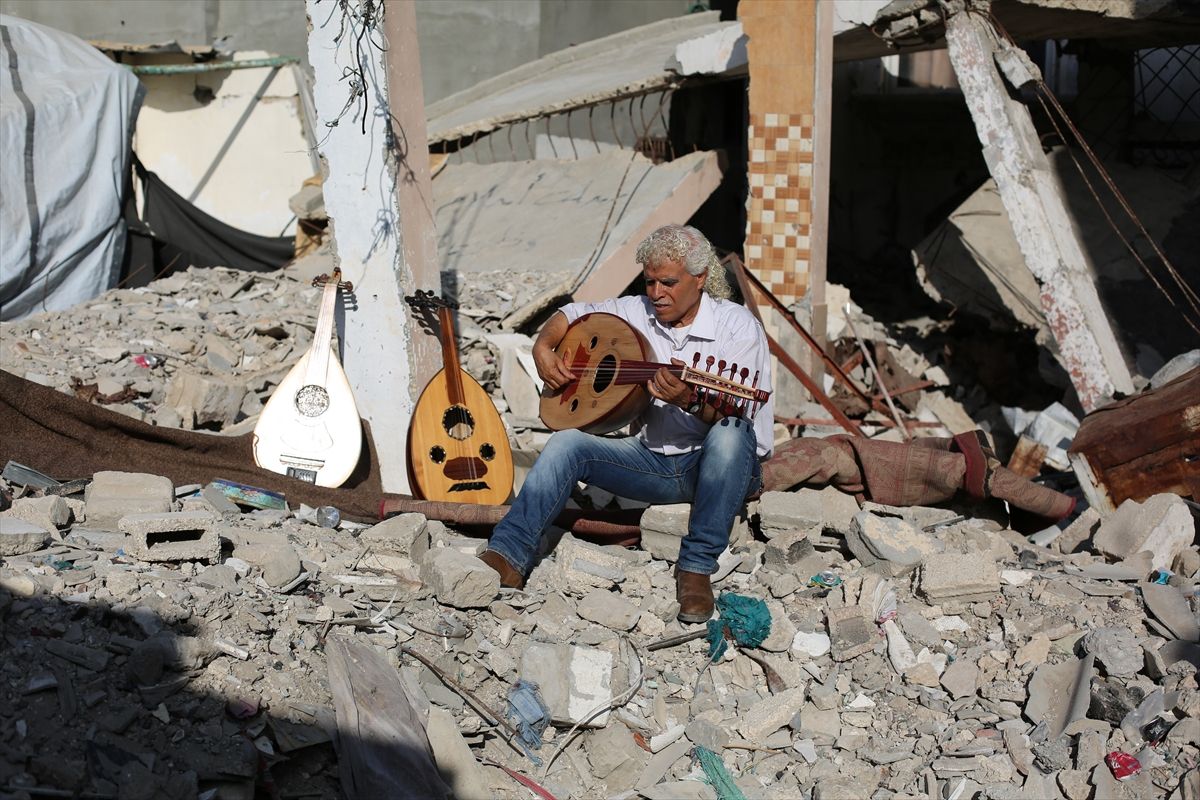 Gazzeli sanatçı Ebu Şaviş, müzik aletlerini onararak savaşla kırılan umutları yeşertiyor