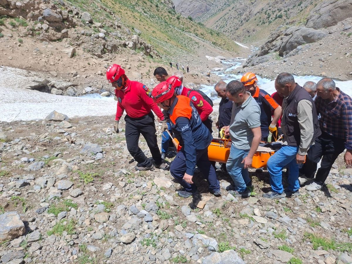 Hakkari'de kurtarma ekiplerinin çalışması.