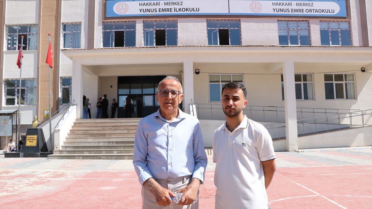 Hakkari'de emekli öğretmen oğluyla YKS heyecanı yaşadı