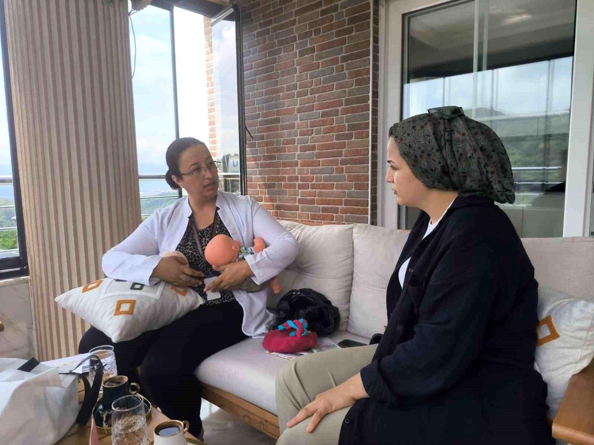Hatay'da bir ebe, anne adayının evini ziyaret ederek sağlık kontrolü yapıyor.