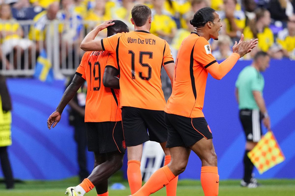 Hollanda ve İsveç milli futbol takımları oyuncuları Dünya Kupası elemeleri maçında karşı karşıya.