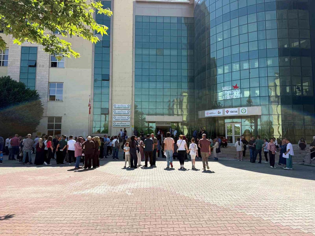 Iğdır'da YKS heyecanı: Öğrenciler ailelerinin dualarıyla sınava girdi