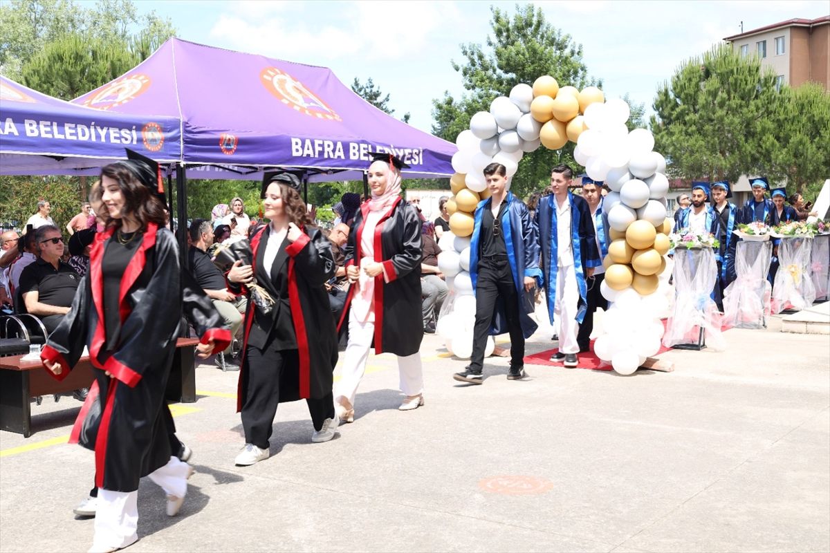 Bafra'da mesleki eğitim merkezinden mezun olan öğrenciler