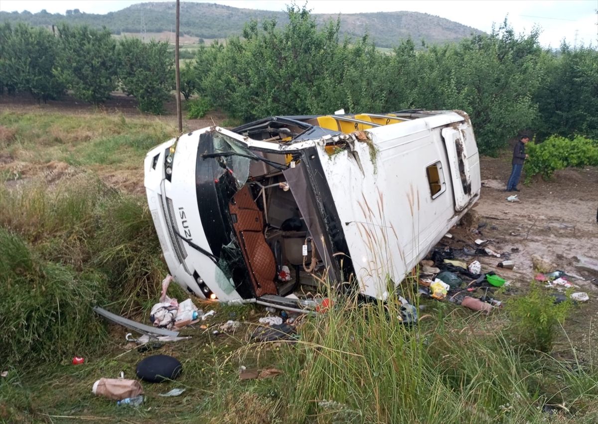 Isparta'da devrilen tur otobüsü görüntüsü.