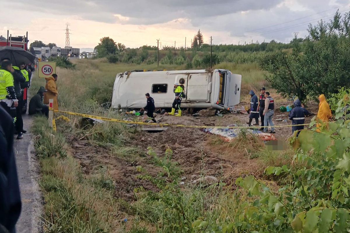 Isparta’da kontrolden çıkan tur minibüsü şarampole yuvarlandı: 5 ölü, 25 yaralı