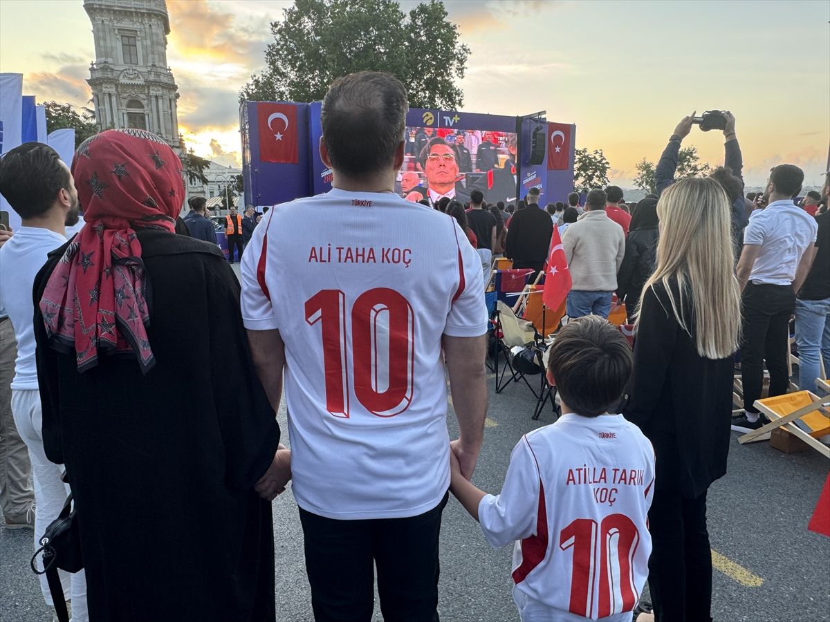 İstanbul'da vatandaşlar A Milli Futbol Takımı'na destek için meydanlara akın etti
