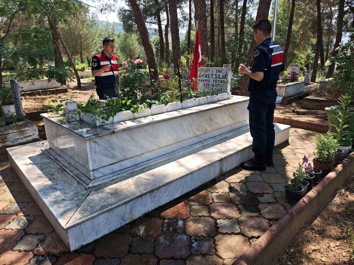 Sarıgöl Jandarma ekiplerinin şehit ailelerini ziyaret ettiği an.