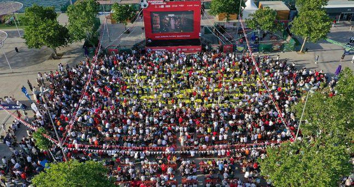 YKS sınavı nedeniyle milli maç yayınlarına getirilen kısıtlamayı gösteren soyut bir görsel.
