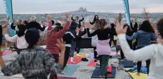 Kapadokya'da gün doğumunda yoga etkinliği düzenlendi