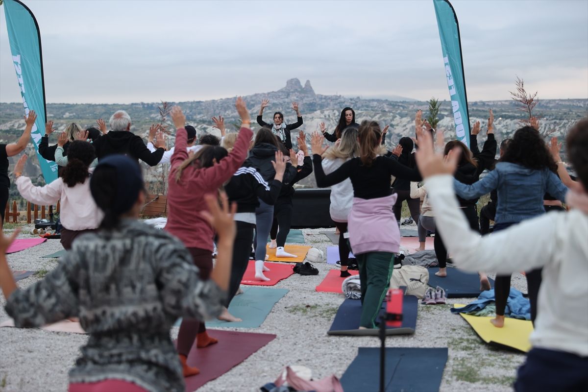 Kapadokya'da gün doğumunda yoga etkinliği düzenlendi