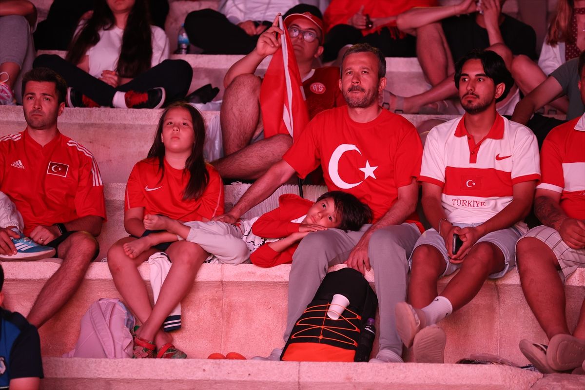 Antalya'nın Kaş ilçesindeki Antiphellos Antik Tiyatrosu'nda dev ekrandan milli futbol maçı izleniyor.