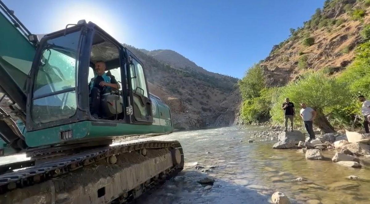 Kayıp şahsı arama çalışmalarında Sarım Çayı'nın yönü değiştirildi