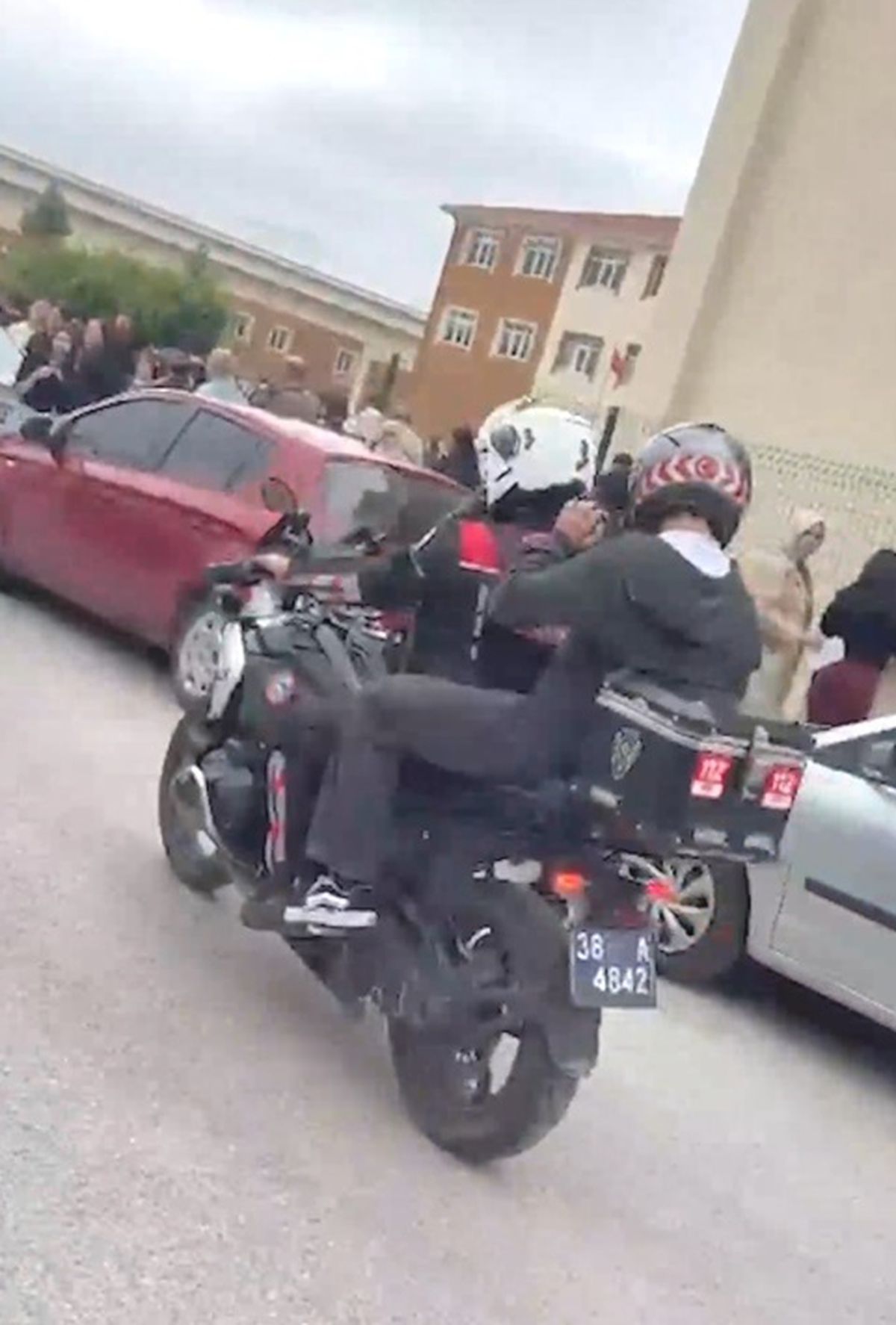 Kayseri'de polis ekipleri, YKS'ye geç kalan öğrencileri sınav merkezlerine taşıyor.