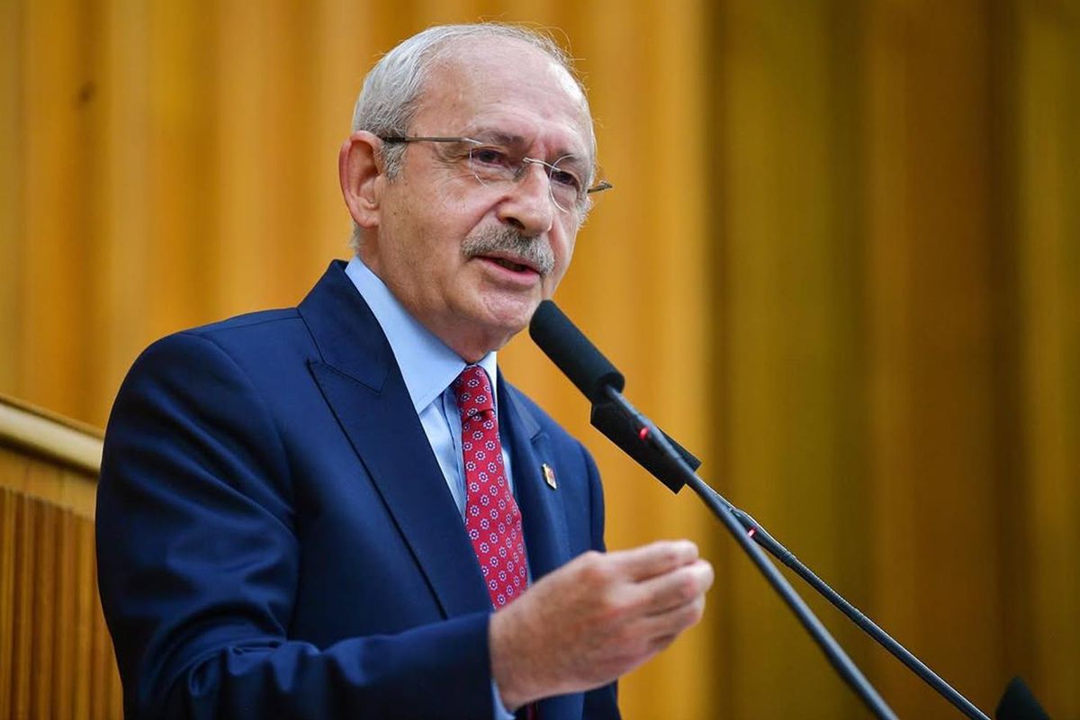 Kemal Kılıçdaroğlu canlı yayında ekrandaki unvanı hakkında açıklama istiyor.