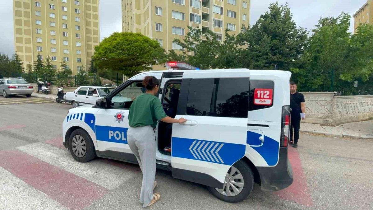 Karaman'da YKS sınavında kimliğini unutan bir adaya polisler yardım ediyor.