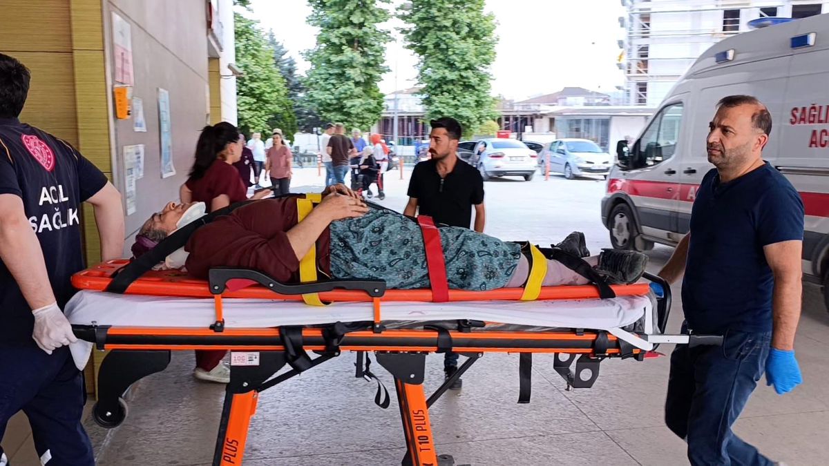 Bursa'nın İnegöl ilçesinde kiraz toplamak için çıktığı ağaçtan düşen 67 yaşındaki kadın yaralandı.
