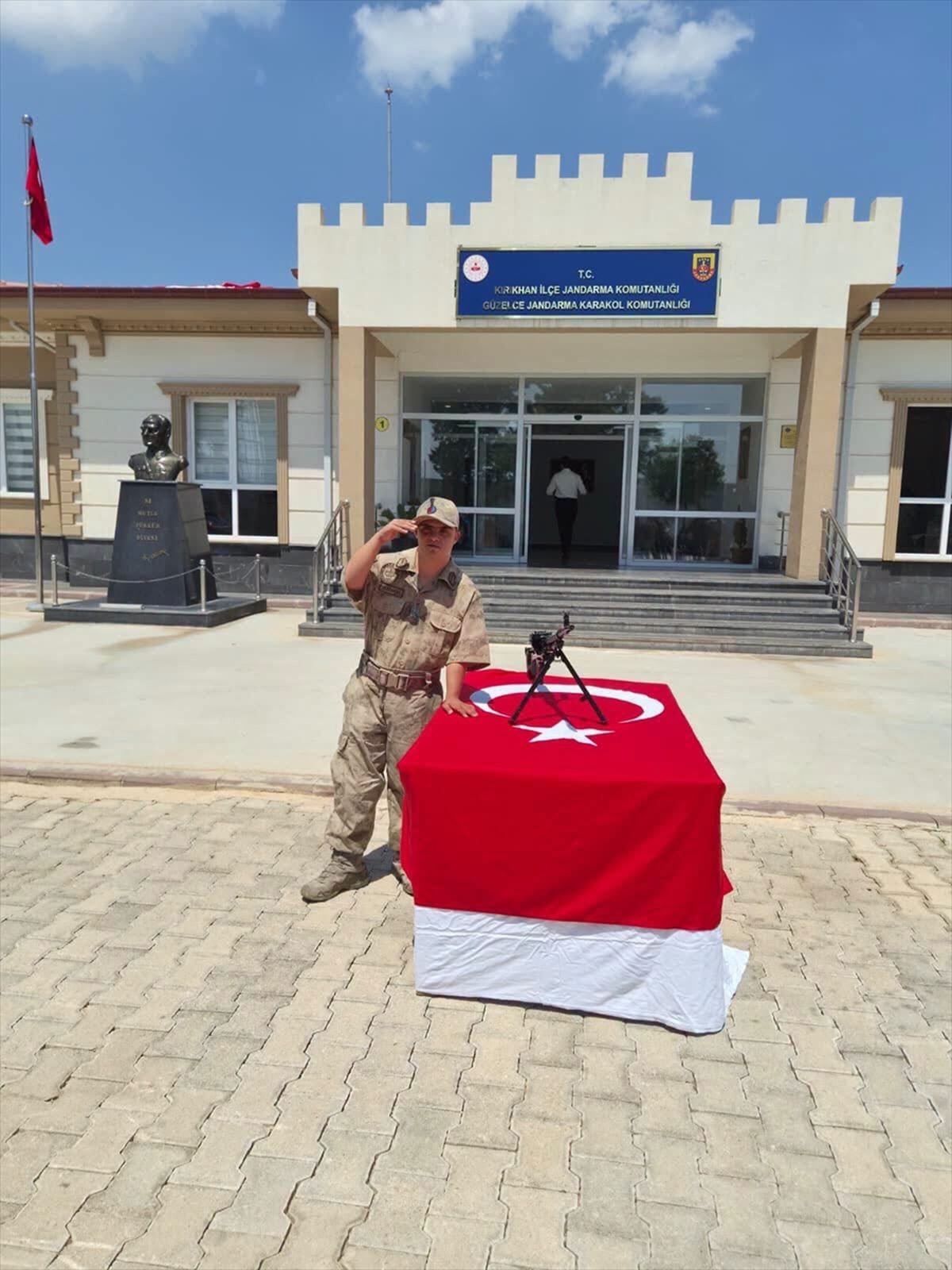 Kırıkhan ilçesinde Down sendromlu genç bir günlüğüne temsili asker oldu