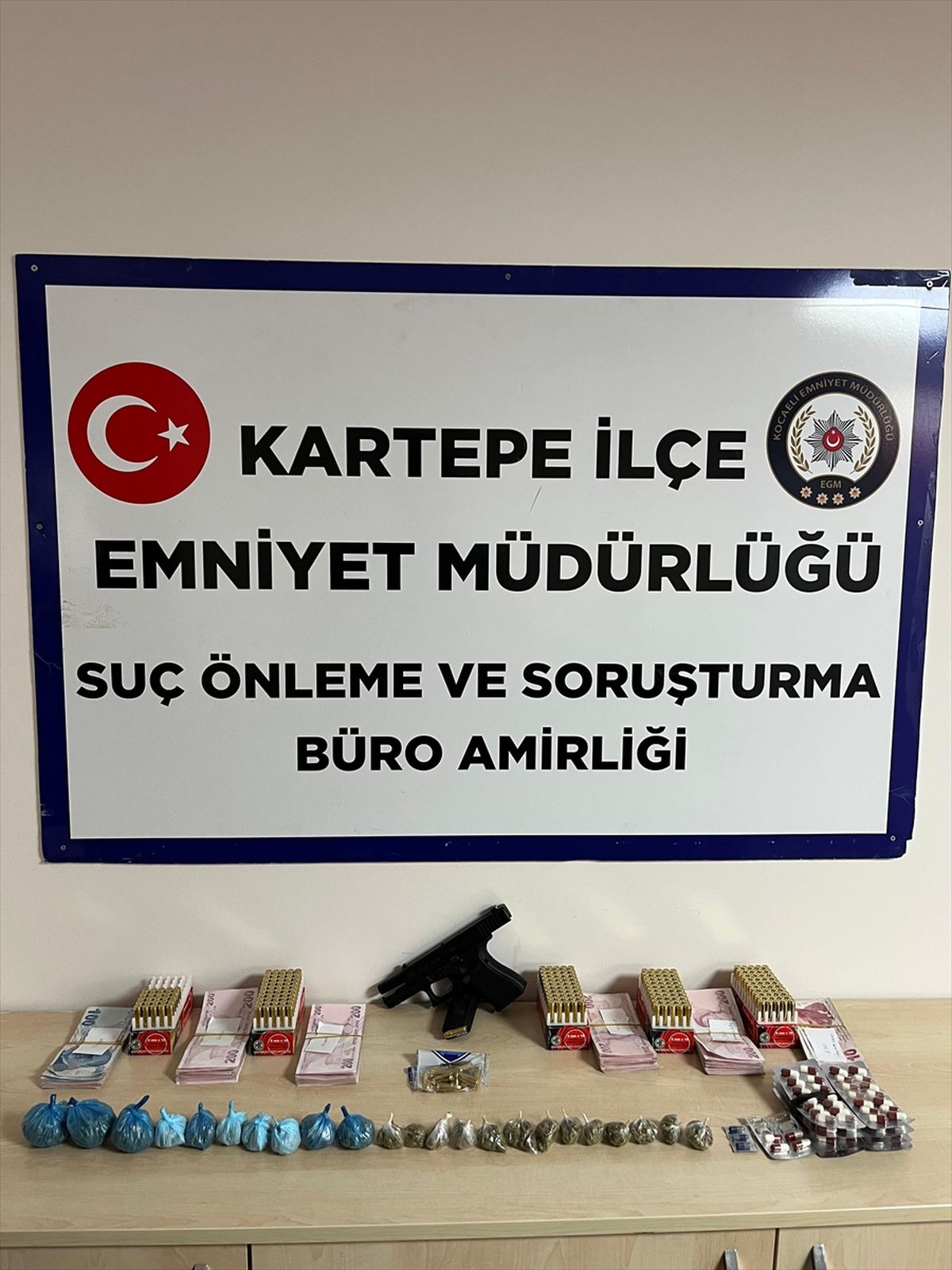 Kartepe'de uyuşturucu ve silahla yakalanan şahıs